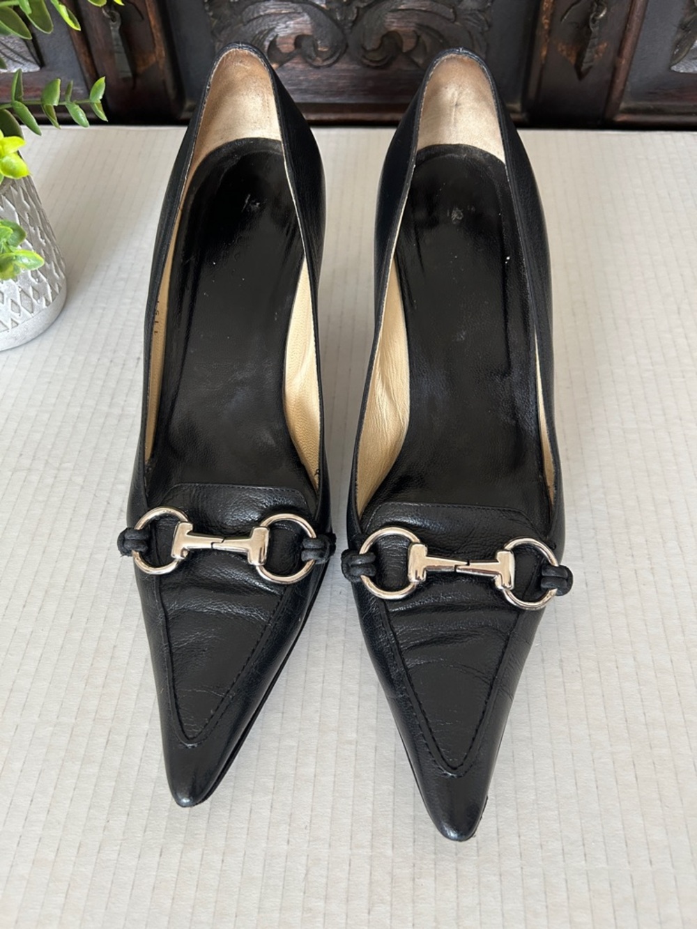 Gucci Black Leather Pointed-Toe Pumps with Silver Horsebit - Picture 3 of 12